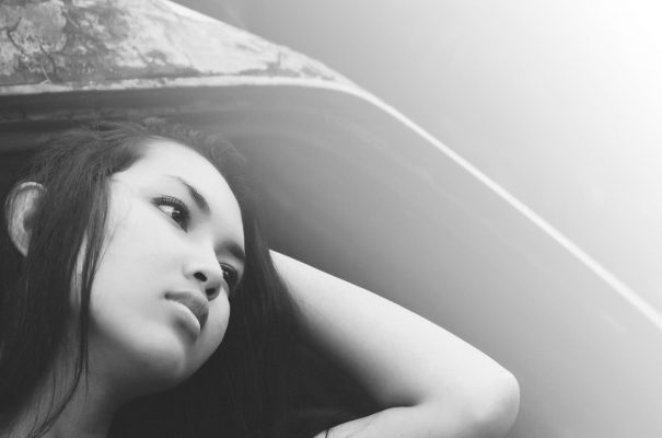 人物卡示意图：一位中年女性站在车站月台上望向远处列车，风衣下摆被风吹起，站台灯在傍晚亮起，画面略带离别感