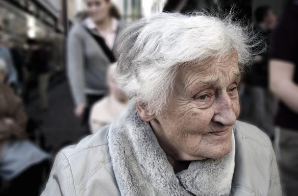 人物卡示意图：一位提着行李箱的女性快步走过机场长廊，地面反射冷色灯光，远处落地窗外是夜色，画面动感明显