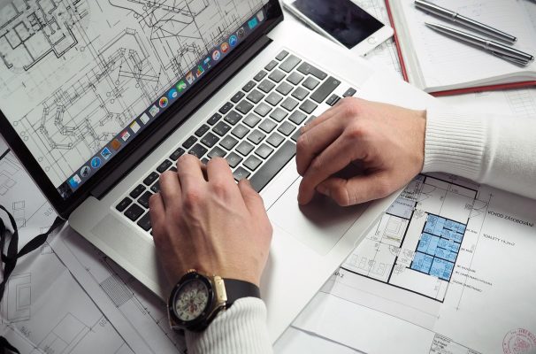 人物卡示意图：一位身穿工装的青年在旧仓库中清点木箱，手电筒光柱照出空气中浮尘，画面质感粗糙真实