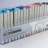 编辑站在白板前用马克笔梳理 po小说 题材标签之间的关系图，板上贴满彩色标签纸，神情专注